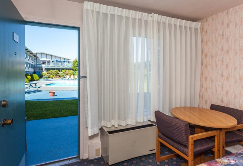 Howard Johnson By Wyndham Nanaimo Harbourside Экстерьер фото