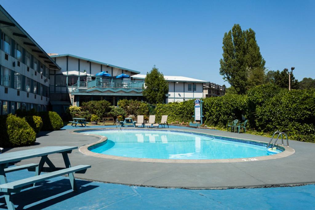 Howard Johnson By Wyndham Nanaimo Harbourside Экстерьер фото