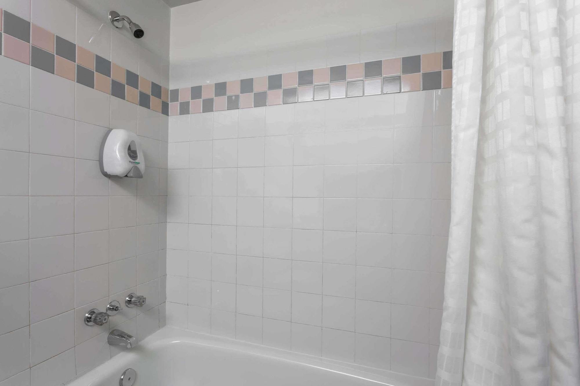 Howard Johnson By Wyndham Nanaimo Harbourside Экстерьер фото