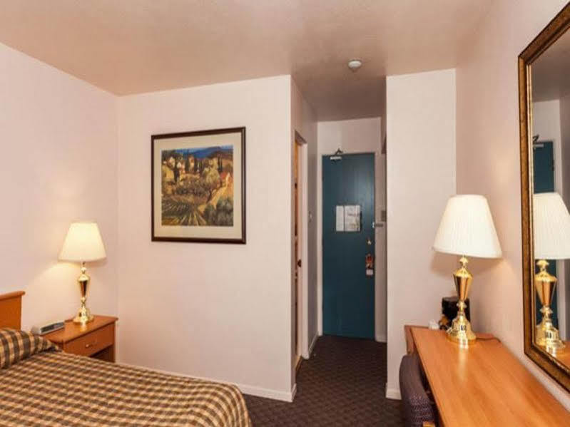 Howard Johnson By Wyndham Nanaimo Harbourside Экстерьер фото