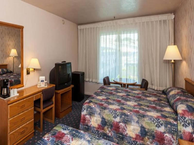 Howard Johnson By Wyndham Nanaimo Harbourside Экстерьер фото